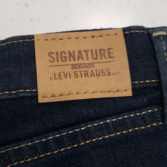NWT Girls Signature Levi's GOLD Dark Wash Cuffed Bermuda Shorts Sz 7 - Picture 6 of 9